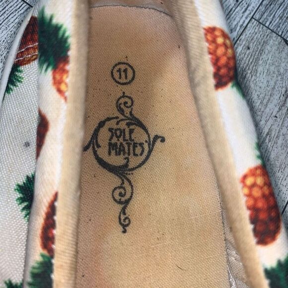 Sole Mates Womens Size 11 Slip On Canvas Shoes Loafers White Pineapple Print - Picture 8 of 8